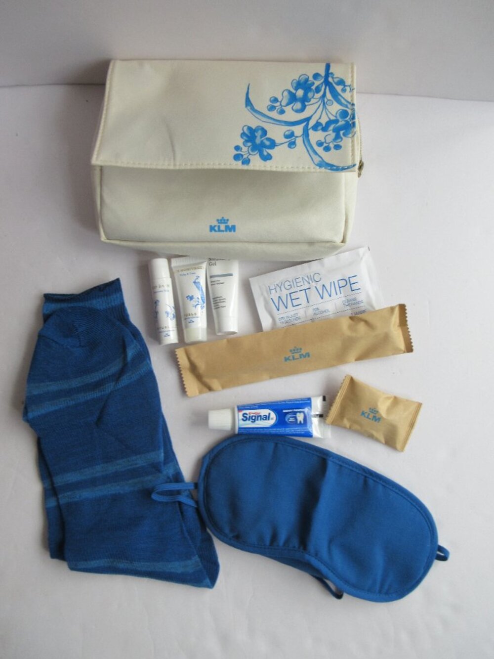 KLM Airlines Amenity Kit Pouch 11 pc White Blue Floral Design by Rijks & Rituals